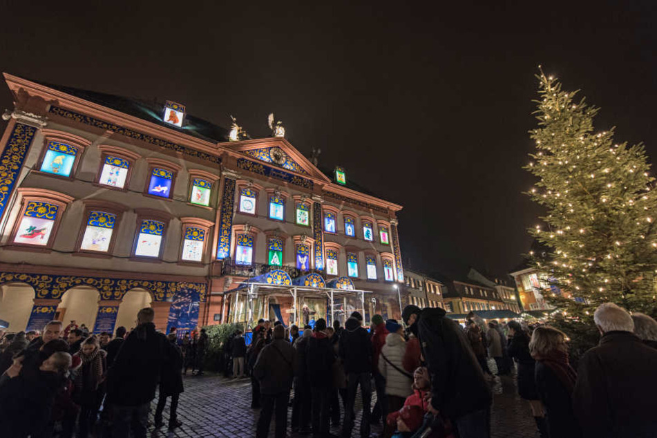 An einem überdimensionalen Advenskalender sind am Abend des 23.12.2016 in Gengenbach am historischen Rathaus alle Fenster beleuchtet. (Archivbild)