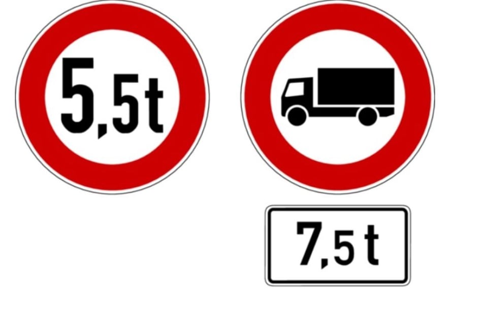 Die Beamten verwechselten bei ihrer Kontrolle das Verbotsschild für das tatsächliche Gesamtgewicht (links) mit dem für das zulässige Gesamtgewicht (rechts) (Symbolfoto).