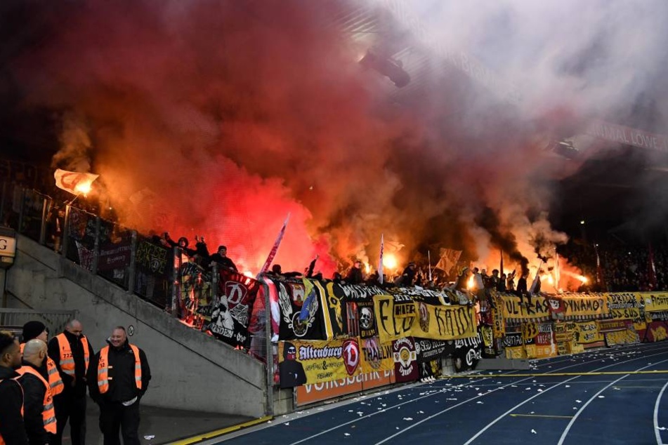 In der 50. Minute ging die Pyro im Dynamo-Block los.