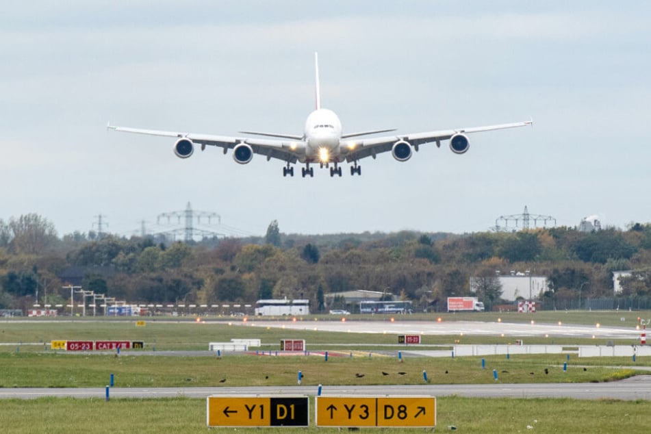 Ein Airbus 380 landet am Flughafen Hamburg.