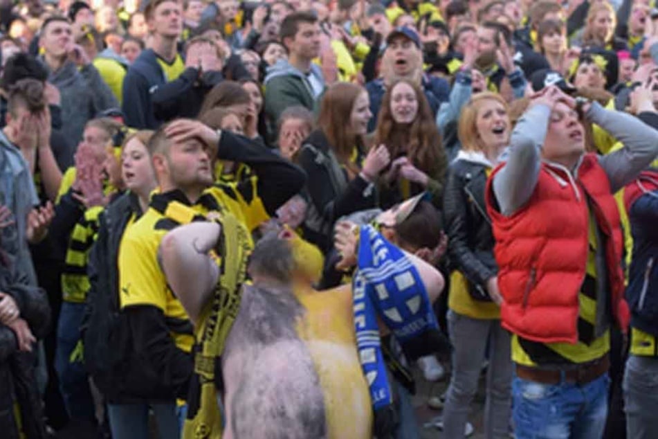 Das Public Viewing am Dortmunder Friedensplatz nahm für eine 29-Jährige ein unschönes Ende (Symbolbild).
