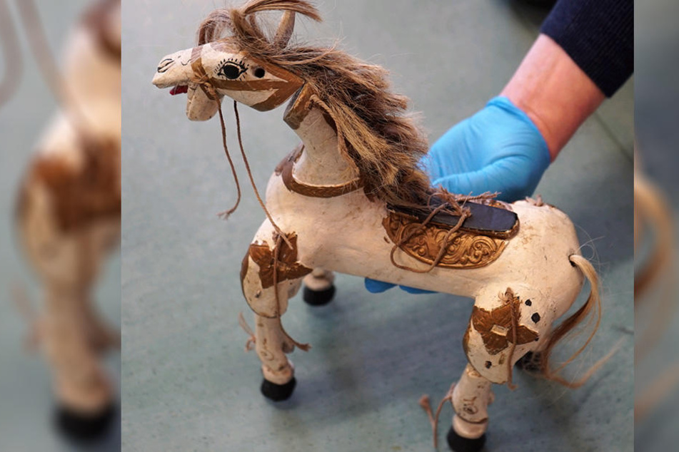 Wem gehört die Marionette? Die Polizei sucht nach dem Besitzer dieses Holzpferdes.