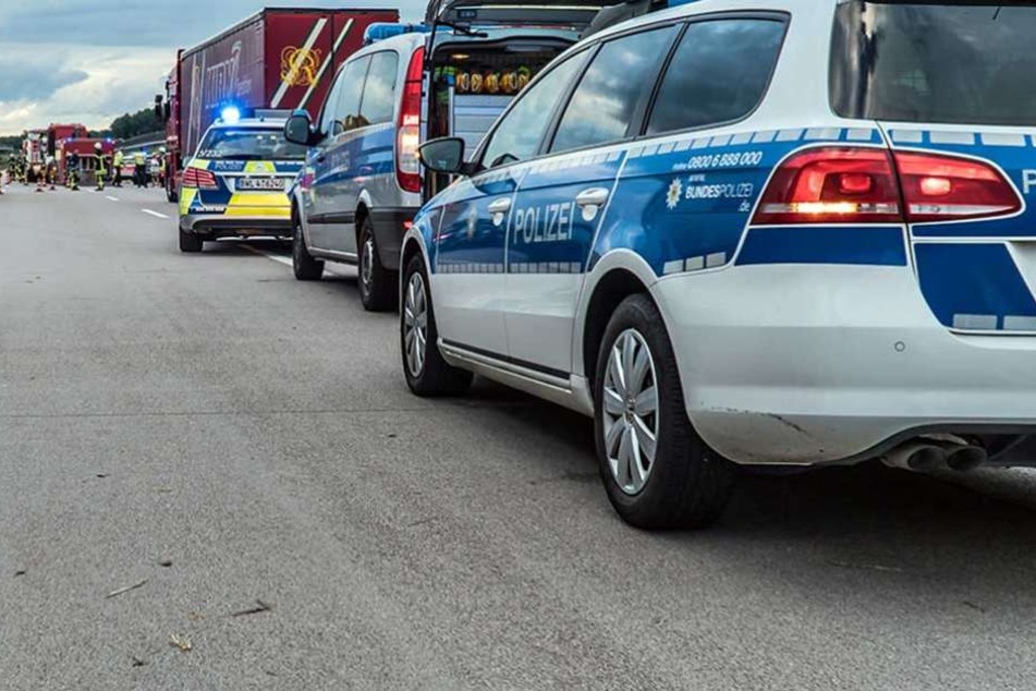 Die Polizei stoppte auf der A13 einen Reisebus, bei dem ein Feuer auszubrechen drohte (Symbolbild).