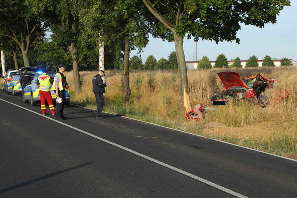 Die Polizei ermittelt am Unfallort.
