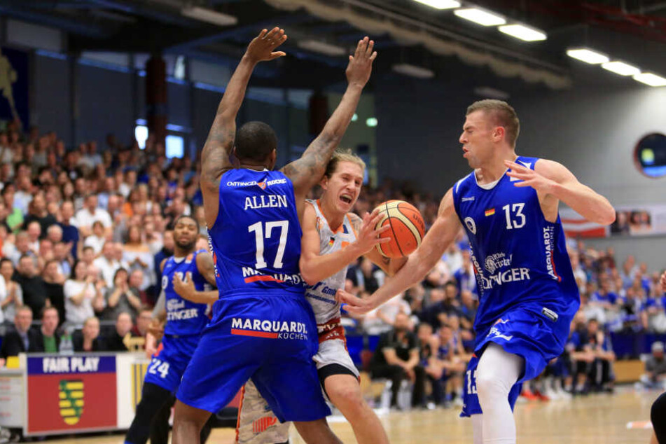 Malte Ziegenhagen (Niners) versucht an Elijah Allen und Robert Ohle vorbei zu kommen.