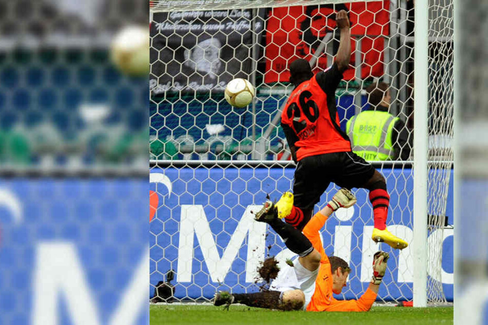 Juvhel Tsoumou erzielt gegen den Münchner Torwart Hans-Jörg Butt den 1:1-Ausgleich im Spiel Eintracht Frankfurt gegen Bayern München (Archivfoto vom 20.03.2010).