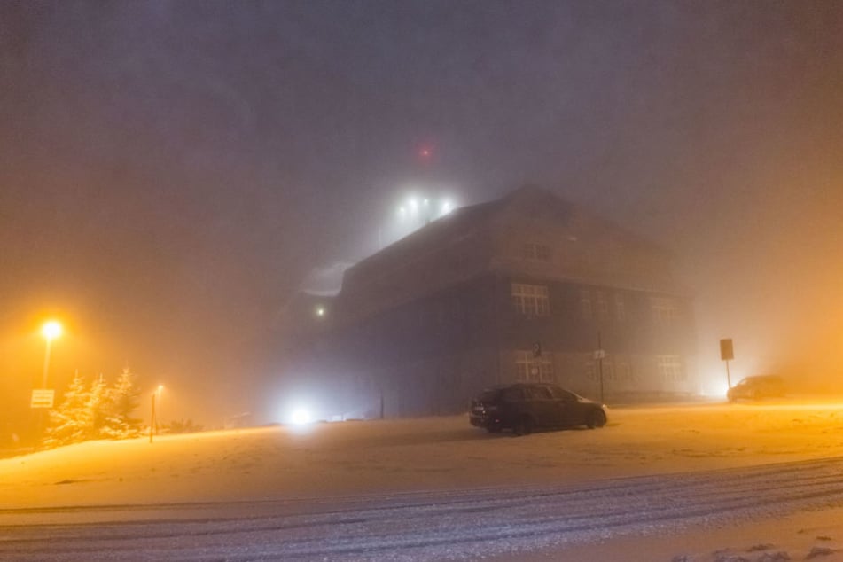 In der Nacht zu Dienstag schneite es kräftig auf dem Fichtelberg.