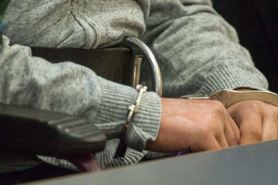 Der 19-jährige mutmaßliche Täter muss sich wegen seiner grausamen Taten vor dem Gericht verantworten. (Symbolbild)