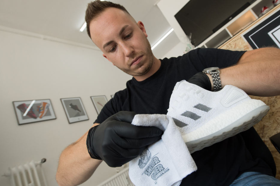 Der Sneacker-Cleaner bei der Arbeit: Wie neu muss das Paar aussehen, damit die Schuh-Liebhaber zufrieden sind.