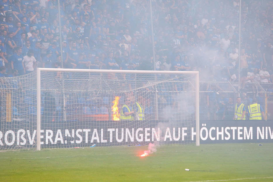 Offene Feuer am Zaun, brennende Bengalos auf dem Spielfeld: Dem SV Waldhof Mannheim droht wegen dem Verhalten seiner Fans gewaltiger Ärger.