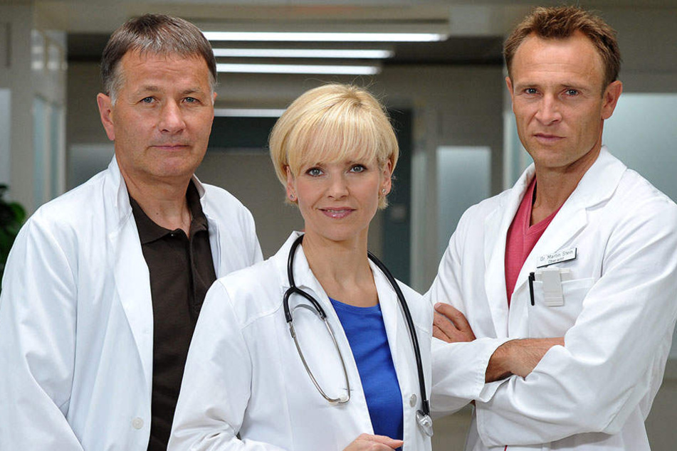 Das "IaF"-Trio Thomas Rühmann (62), Andrea Kathrin Loewig (51) und Bernhard Bettermann (53, vl.l.) freuen sich, dass Ursula Karusseit (78) ab dieser Woche wieder mitspielt.