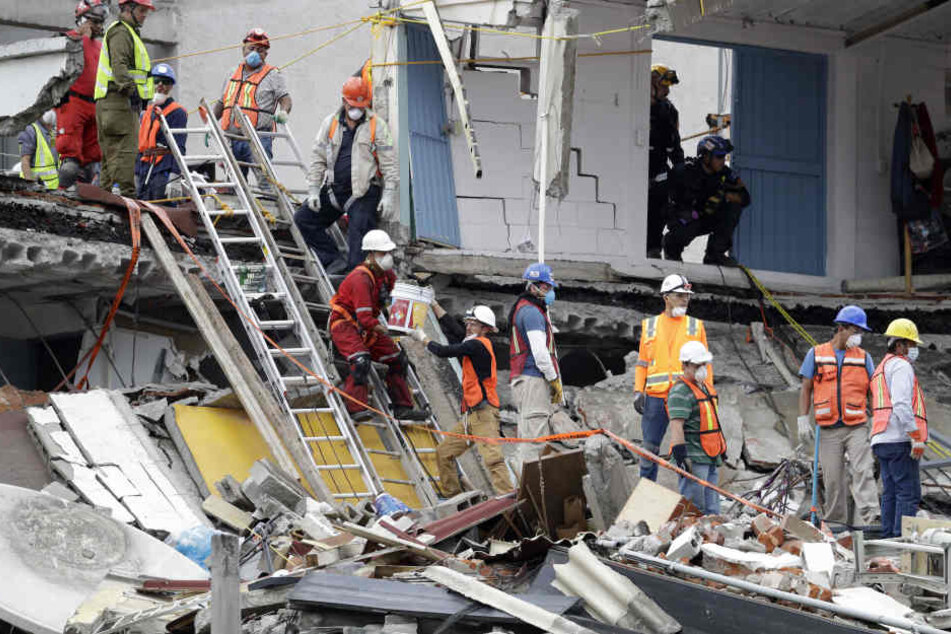 Spezialisten von Such- und Rettungseinheiten aus Mexiko, USA und Israel arbeiten an einem eingestürzten Gebäude in Mexiko-Stadt