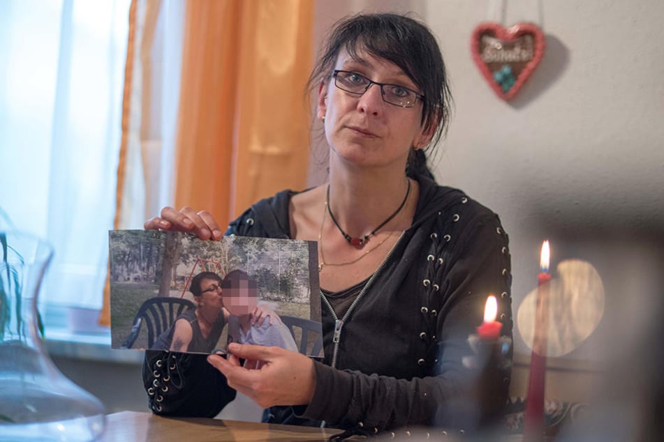 Manuela Richter mit einem
Foto, das sie beim Besuch
ihrer Tochter Bianka in der
Kinder- und Jugendpsychiatrie
in Rodewisch zeigt.