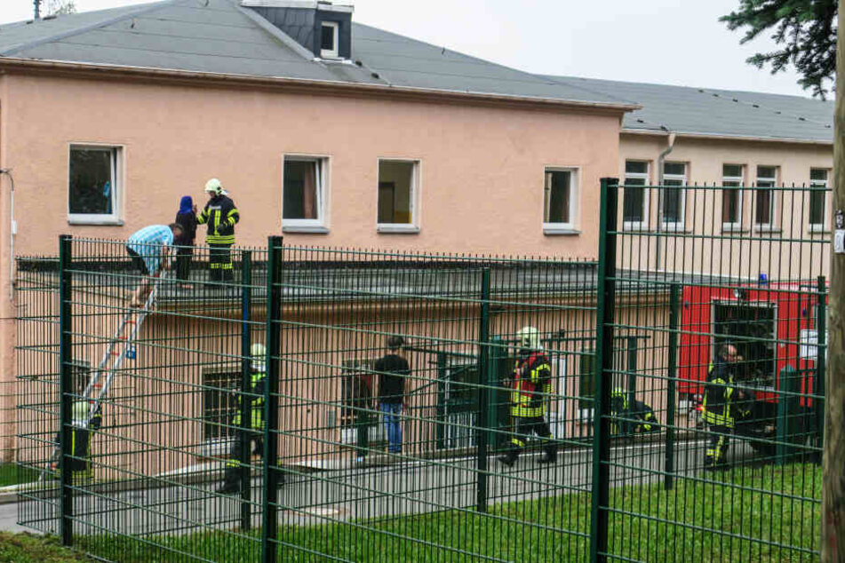 Auch mit Tragleitern rettete die Feuerwehr die Asylheim-Bewohner.