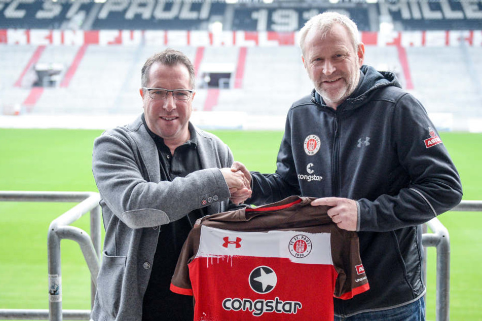 Sportchef Uwe Stöver (rechts) stellte im Dezember vergangenen Jahres Markus Kauczinski als Trainer des FC St. Pauli vor.