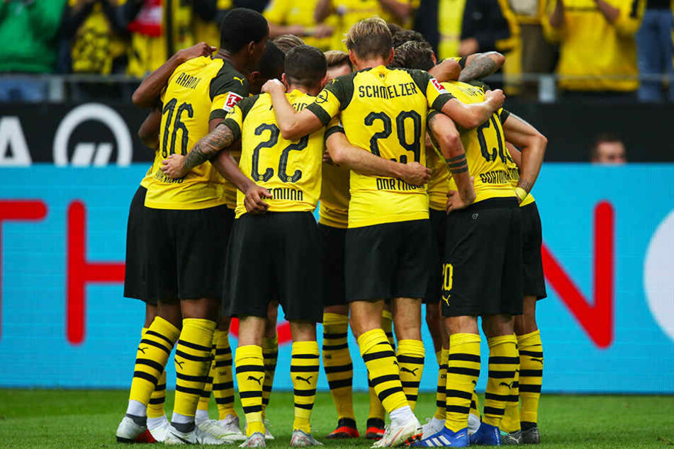 Sinnbildlicher, mannschaftlich geschlossener Jubel: Die BVB-Elf feiert das 3:1 von Axel Witsel.