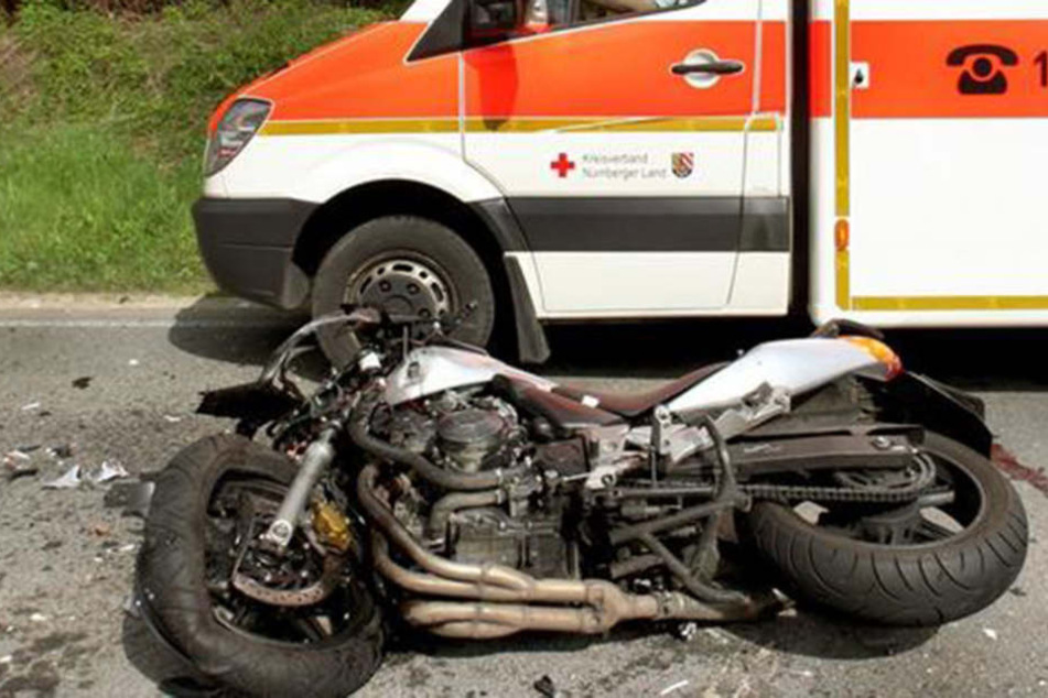 Der Motorradfahrer starb noch an der Unfallstelle (Symbolfoto).