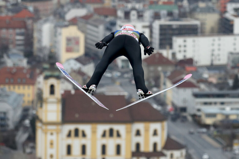Dawid Kubacki bei einem Sprung in Innsbruck.
