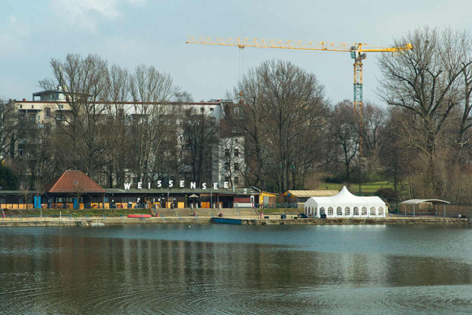 Nicht nur der Betreiber ärgert sich. Auch die Anwohner sind nicht begeistert, dass der Badespaß nicht nur wegen schlechtem Wetter ausfällt.