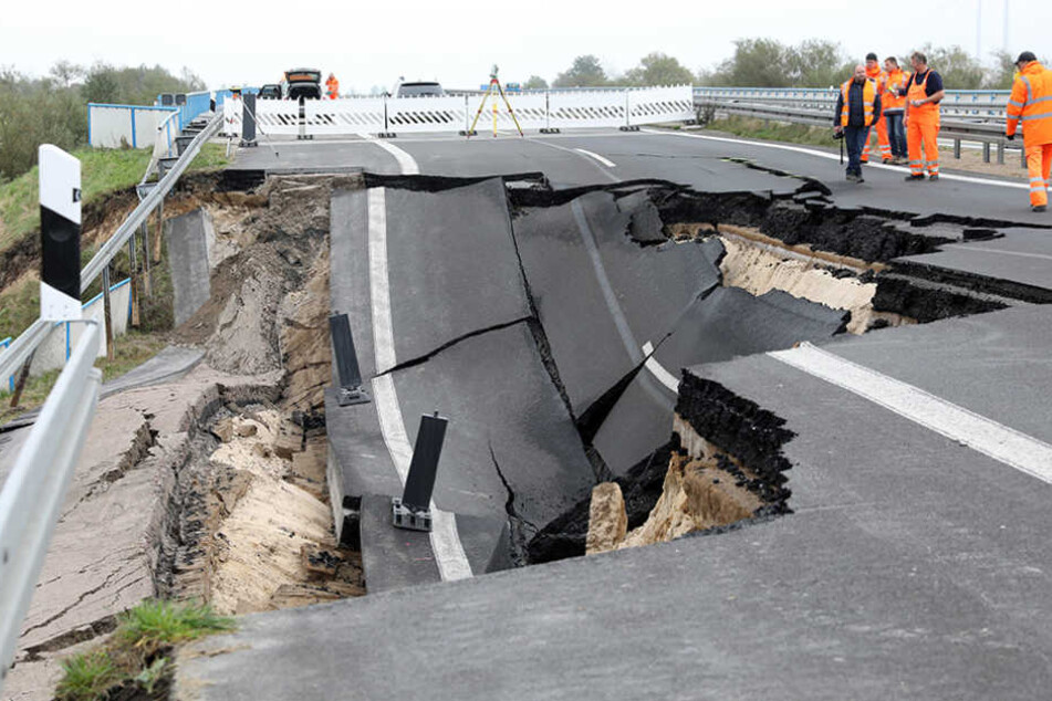 Gutachter machten sich am Dienstag ein Bild von der extremen Absenkung.
