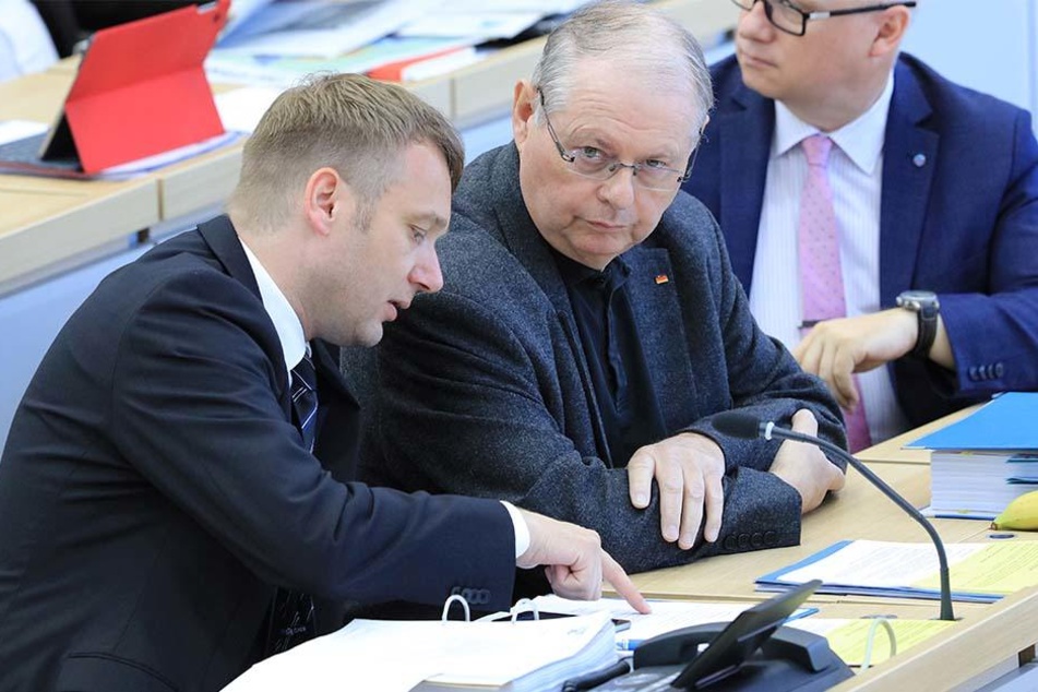 André Poggenburg (42) neben dem parlamentarischen Geschäftsführer der AfD-Landtagsfraktion Sachsen-Anhalt, Robert Farle (67).