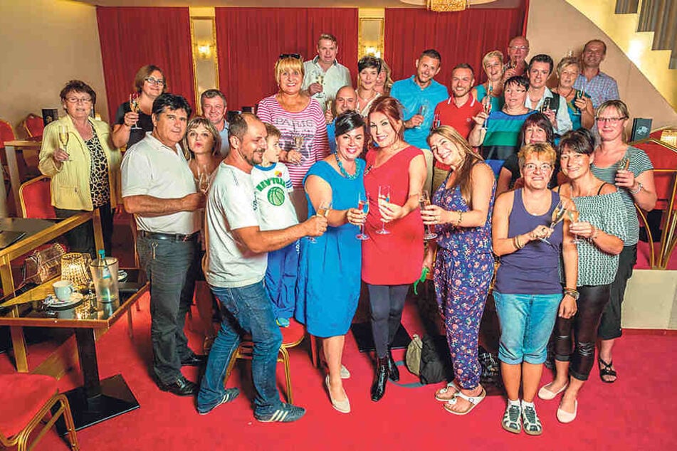 Viele Gäste drängelten sich aufs Erinnerungsfoto, mit dem Zora ihren TV-Sieg
festhielt.