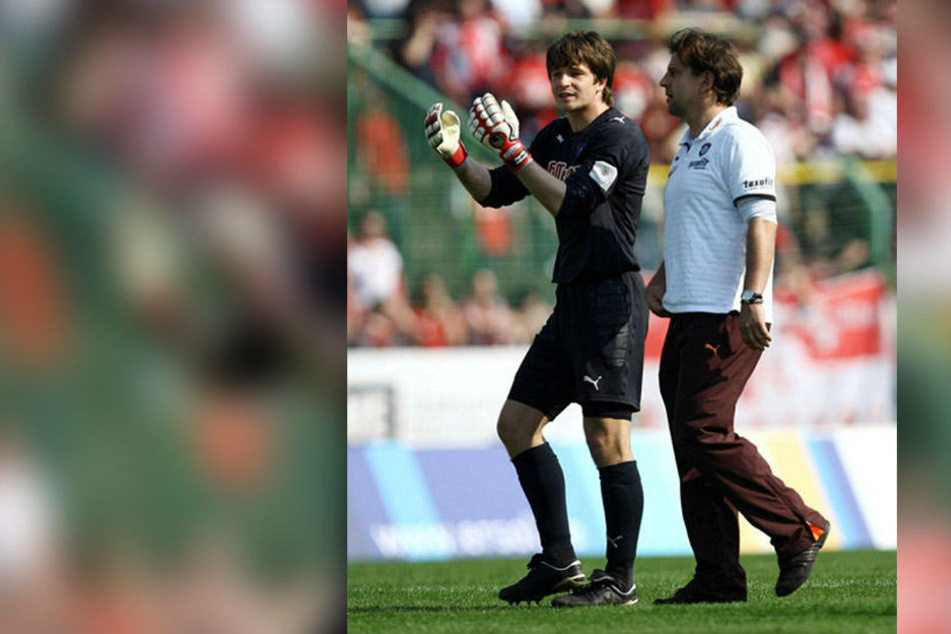 Der junge Martin Männel (l.) und sein Mentor Heiko Weber. Er holte ihn 2008 von Cottbus nach Aue.