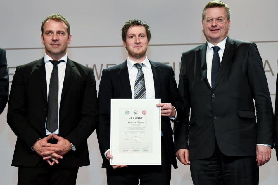 Hannes Drews (M.) bei der Zeugnis-Ausgabe
2016 des Fußball-Lehrers mit
DFB-Präsident Reinhard Grindel (r.) und
Hansi Flick, damals DFB-Sportdirektor.