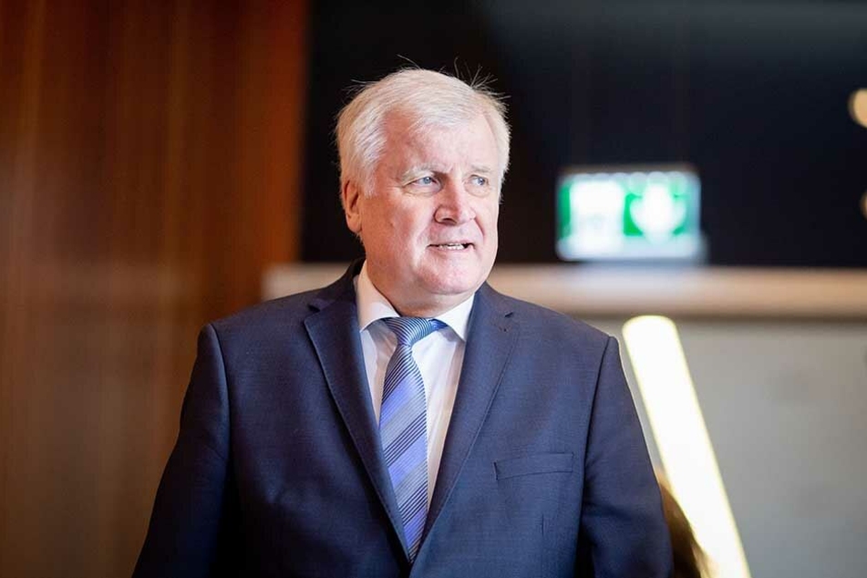 Innenminister Horst Seehofer (CSU, 69).