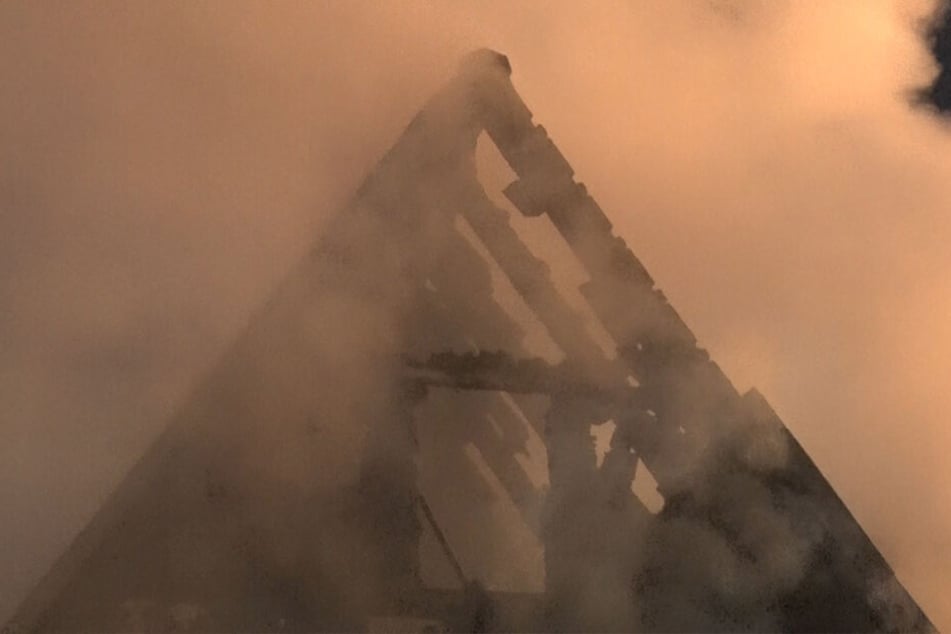 In Steinbach bei Jöhstadt setzte ein Blitzeinschlag einen Dachstuhl in Brand.