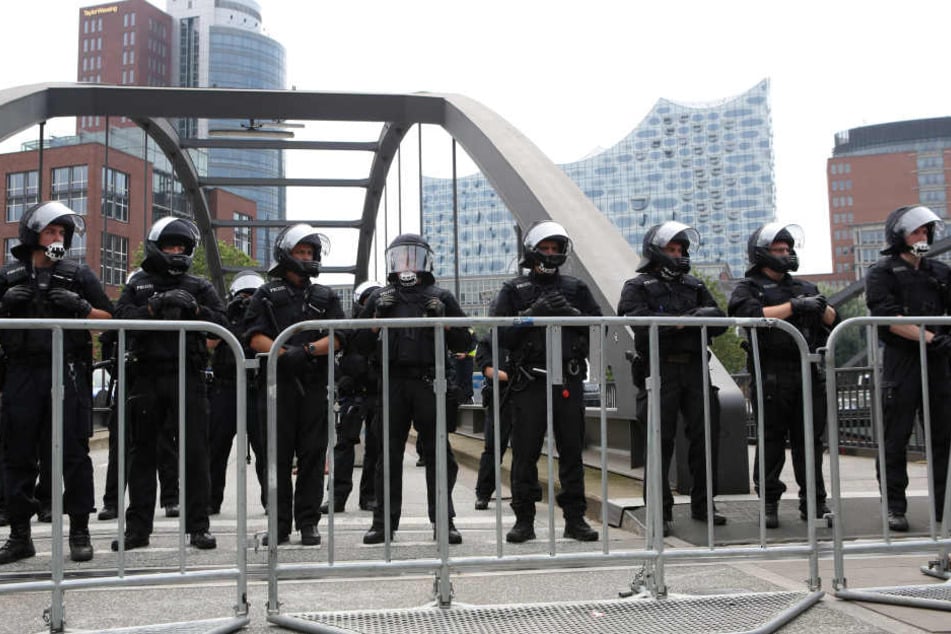 Polizisten sichern die Elbphilharmonie, doch die Kräfte in Hamburg reichen nicht.