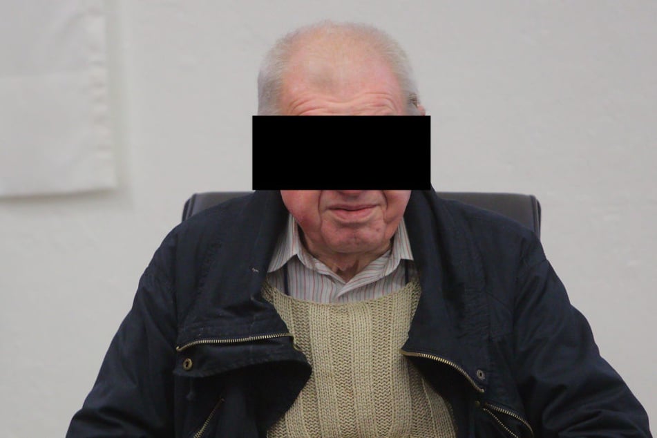 Hans-Jürgen G. (70) saß am Dienstag mürrisch vorm Amtsrichter.