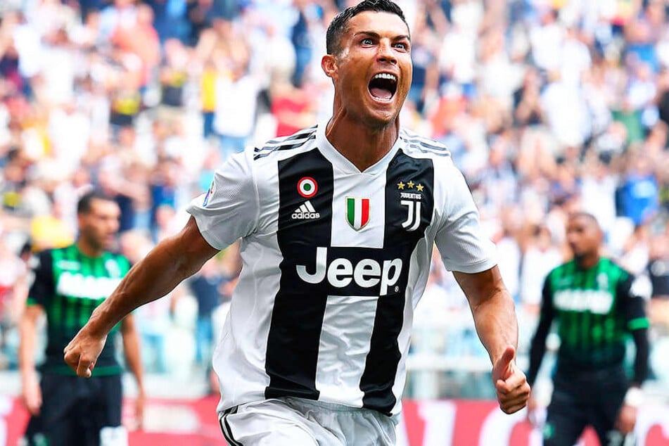 Riesenjubel: Cristiano Ronaldo erzielte endlich seine ersten beiden Tore für seinen neuen Verein Juventus Turin. Rechts im Hintergrund: Sassuolos Kevin-Prince Boateng schaut betreten zu Boden.