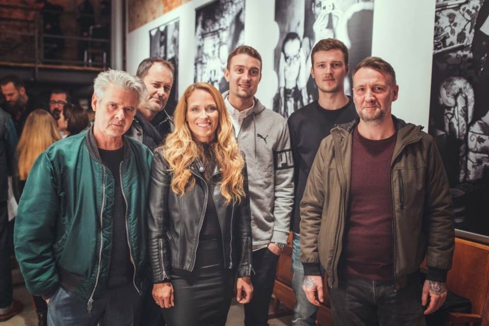 Neben den Gastgebern Hans Aichinger, Katja Kupfer und Rigo Schmidt (vorn) waren unter anderem auch die Sportler Stefan Ilsanker (hinten M., RB) und Philipp Weber (hinten r., DHfK) da.