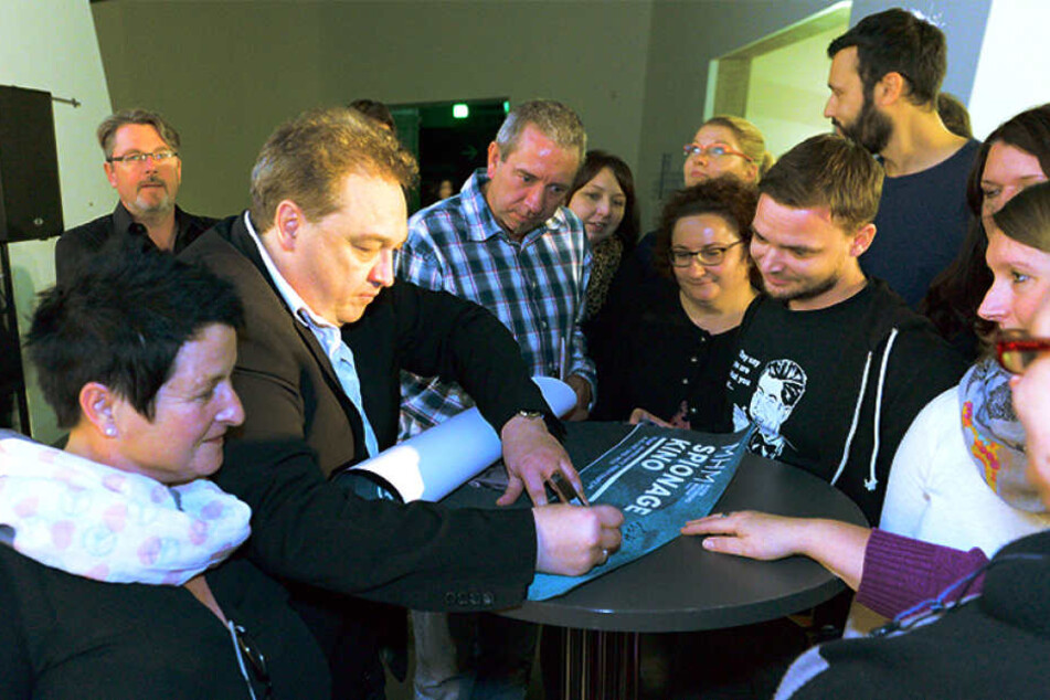 Andrang der Fans: Bereitwillig schrieb Satiriker Oliver Kalkofe (51) im Militärmuseum Autogramme.