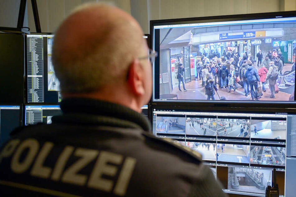 Ein Bundespolizist überwacht das Bahnhofsgelände.