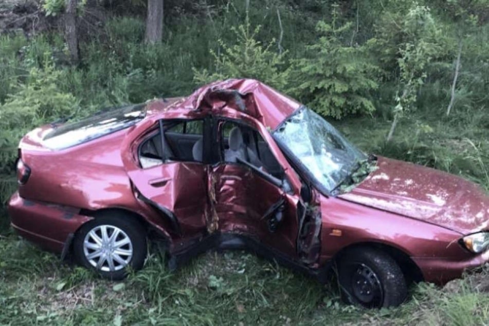Der Wagen wurde in der Mitten komplett deformiert.