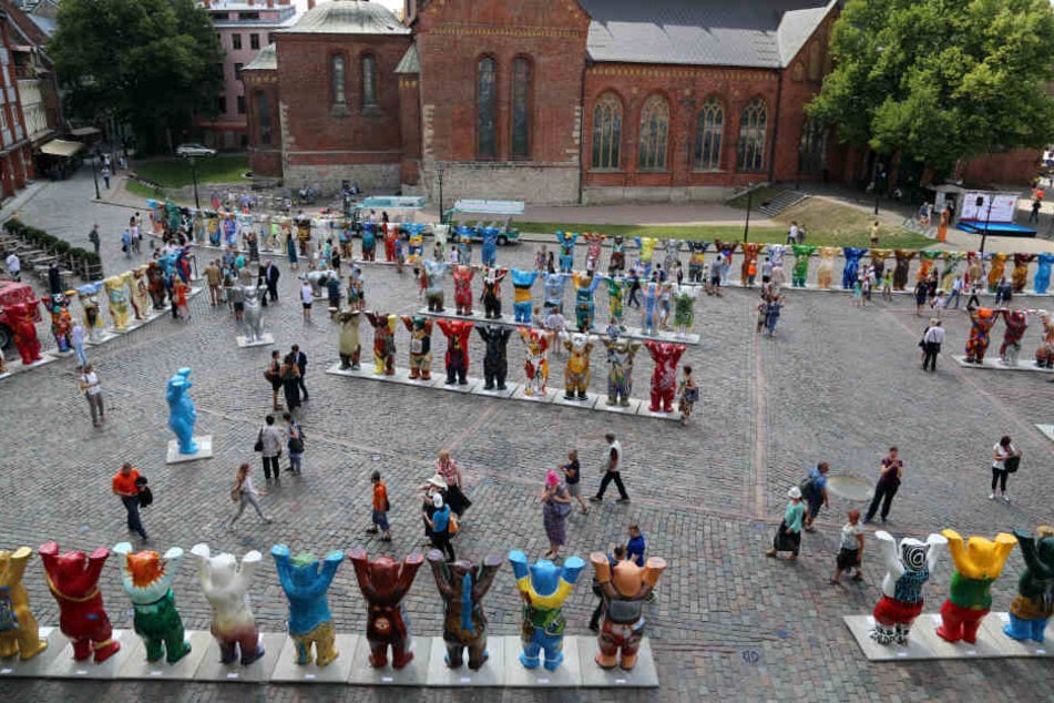 149 Berliner Buddy-Bären stehen auf dem Domplatz.
