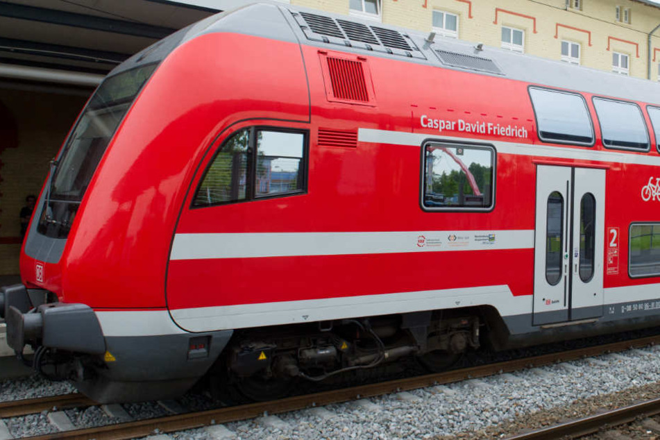 Die bahn rechnet mit einem Schaden im vierstelligen Bereich an dem Regionalexpress. (Symbolbild)