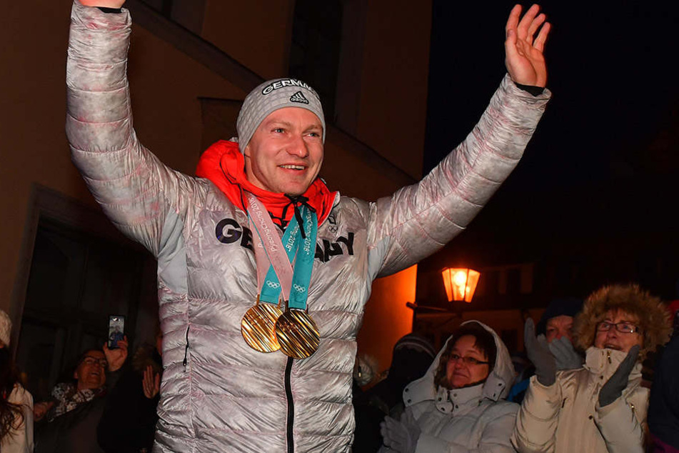 Mit seinen zwei Goldmedaillen ließ sich Francesco Friedrich (27) auf dem Markt feiern, kassierte dabei ein Knöllchen.