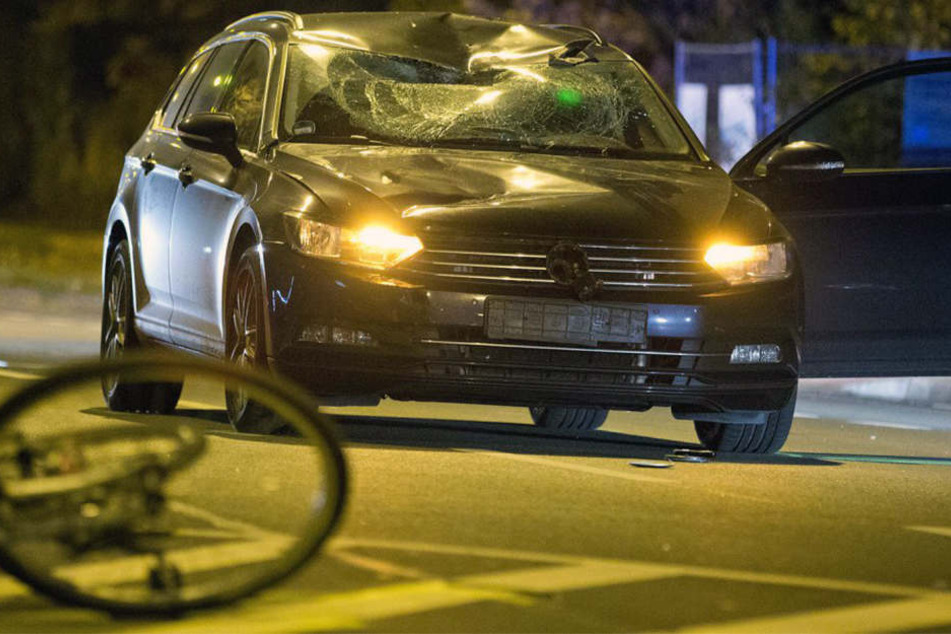 Das Auto wurde bei dem Unfall stark beschädigt.