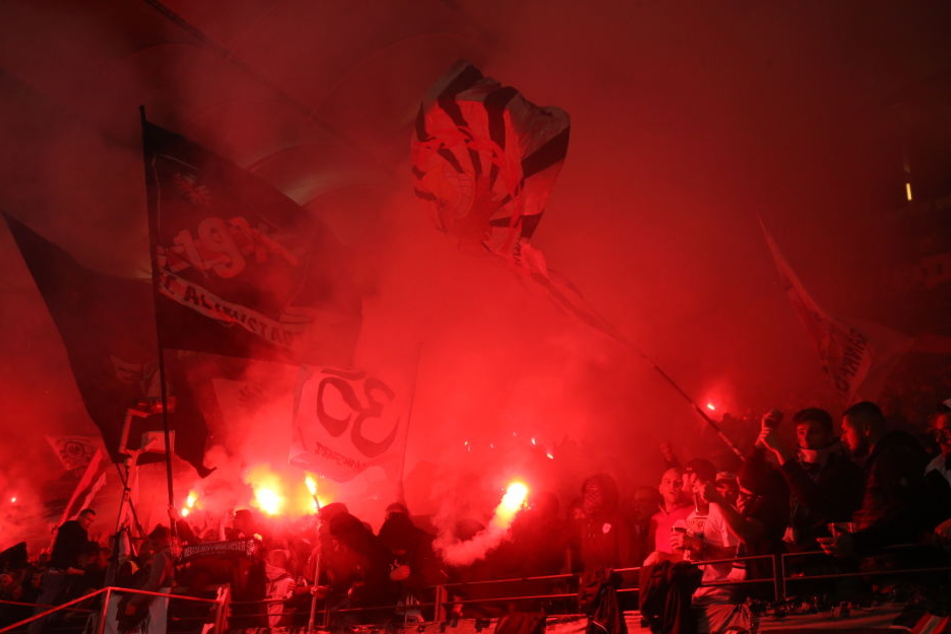 Und auch in der Europa League im Heimspiel gegen Lazio Rom konnten einige Feuerteufel nicht an sich halten.