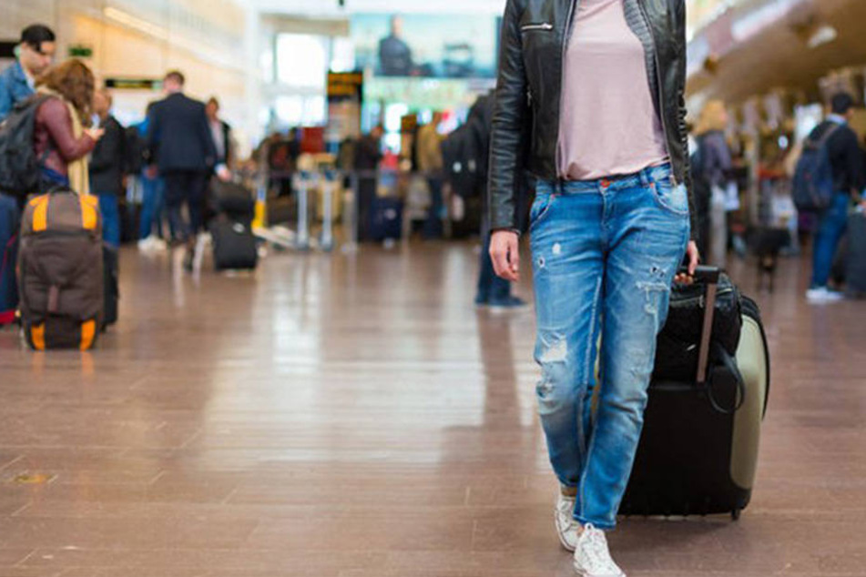 Am Flughafen klaute er der Frau das Geld aus dem Portemonnaie. (Symbolbild)