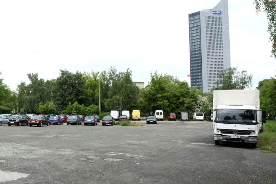 Auf dem Weg zu ihrem abgestellten Auto wurde das Ehepaar von einem aus dem Gebüsch springenden Mann überrascht und bedroht. (Archivbild)