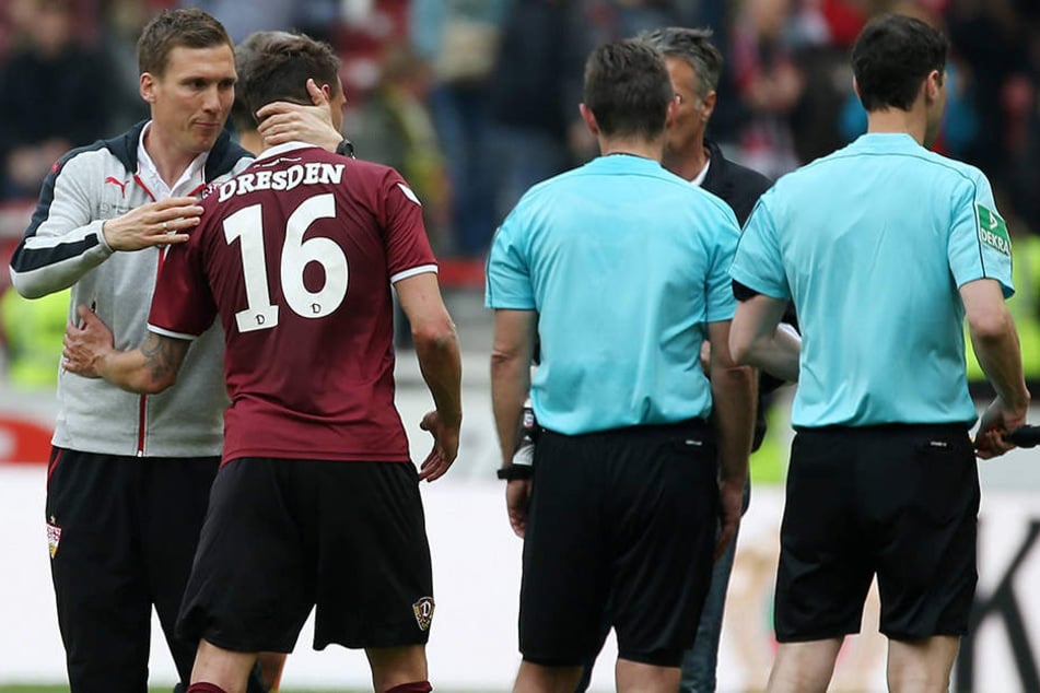 Tolle Geste! Stuttgarts Trainer Hannes Wolf tröstet seinen Ex-Schützling Philip Heise.