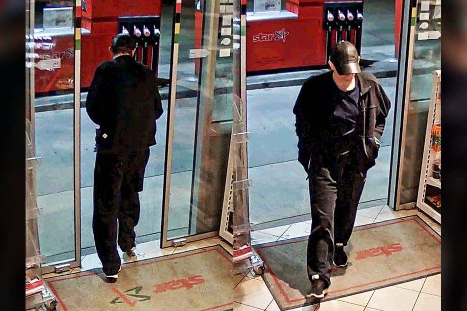 Der komplett in schwarz gekleidete Täter bedrohte die Tankstelen-Mitarbeiterin mit einem Beil und forderte sie zur Herausgabe des Bargeldes.
