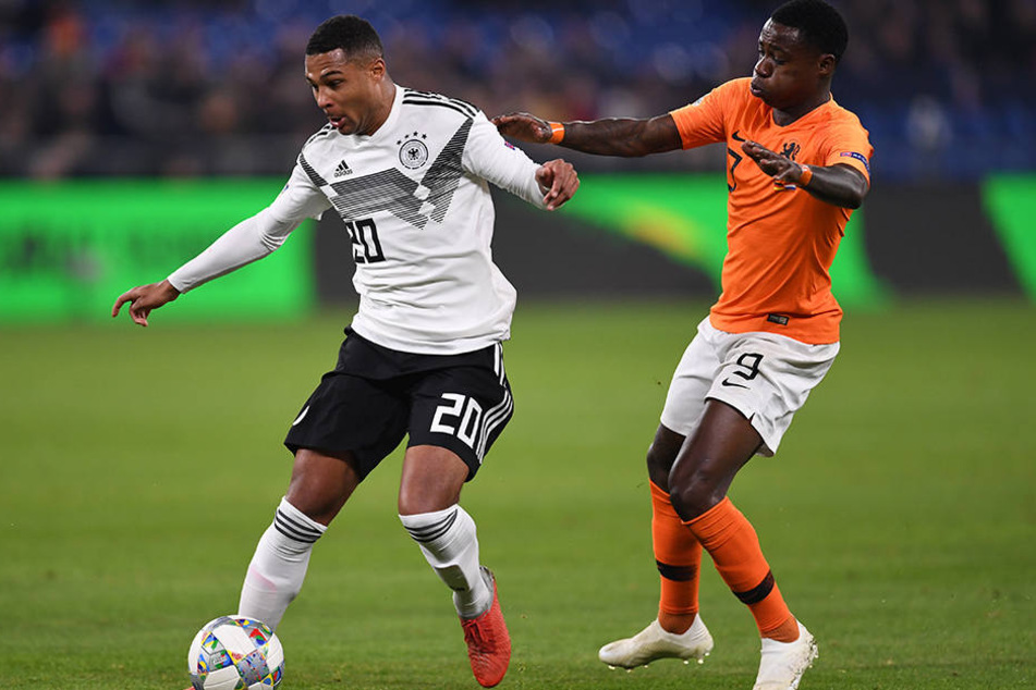Bereitete das 1:0 von Werner vor und wirbelte die niederländische Abwehr (wie hier Steven Bergwijn) immer wieder durcheinander: Serge Gnabry (l.).