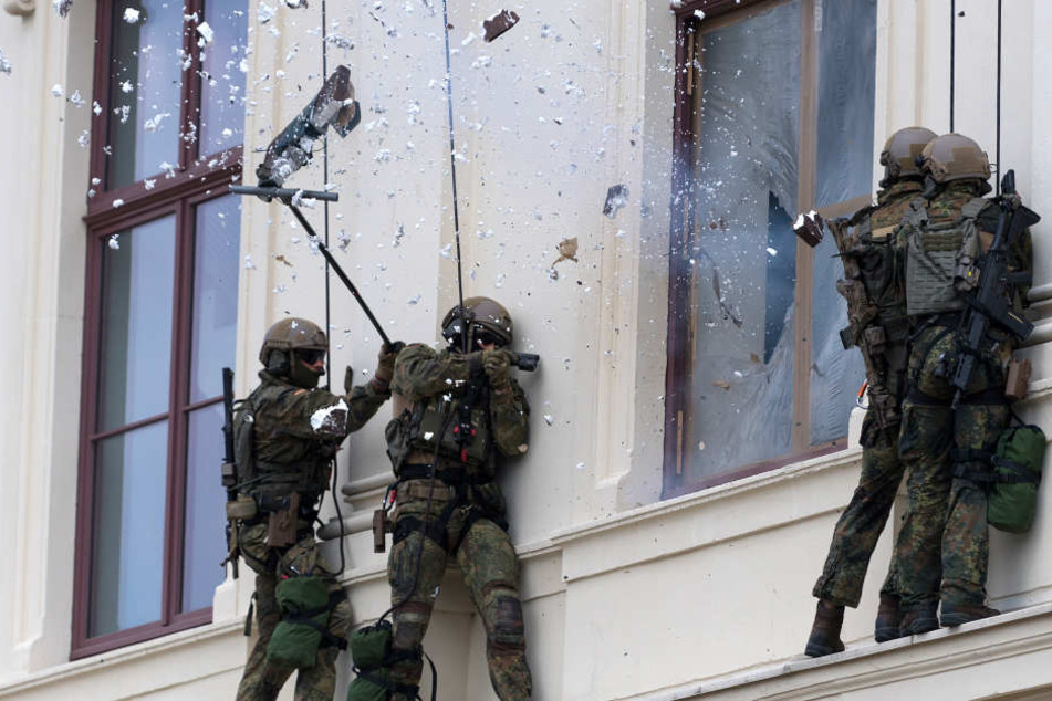 BundeswehrSpezialeinheit stürmt Museum in Dresden TAG24