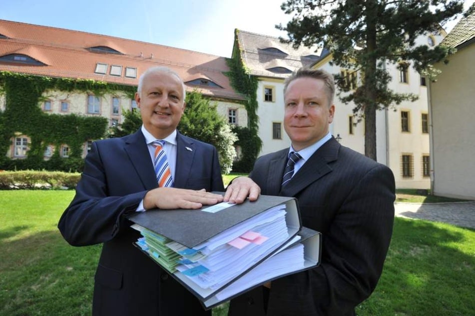 Bürgermeister Carsten Schmidt (l., 51) und Arbeitsgruppenleiter Thomas
Luderer (45) präsentieren das 400 Seiten starke Sicherheitskonzept.