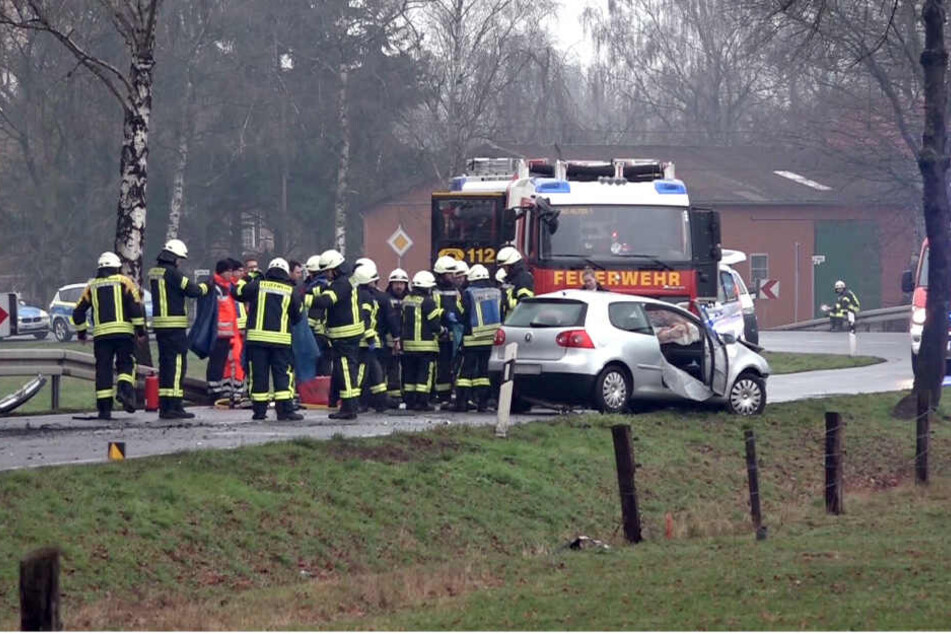 Einsatzkräfte stehen neben einem Unfallfahrzeug auf der K6 im Kreis Warendorf.